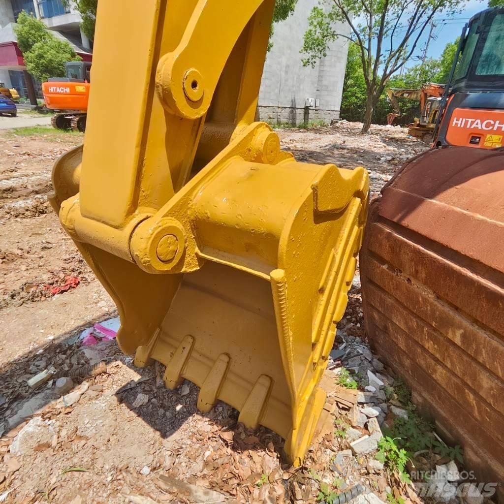 CAT 310 حفارات زحافة