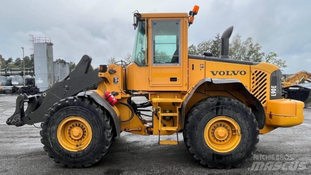 Volvo L 90 E لوادر بعجل