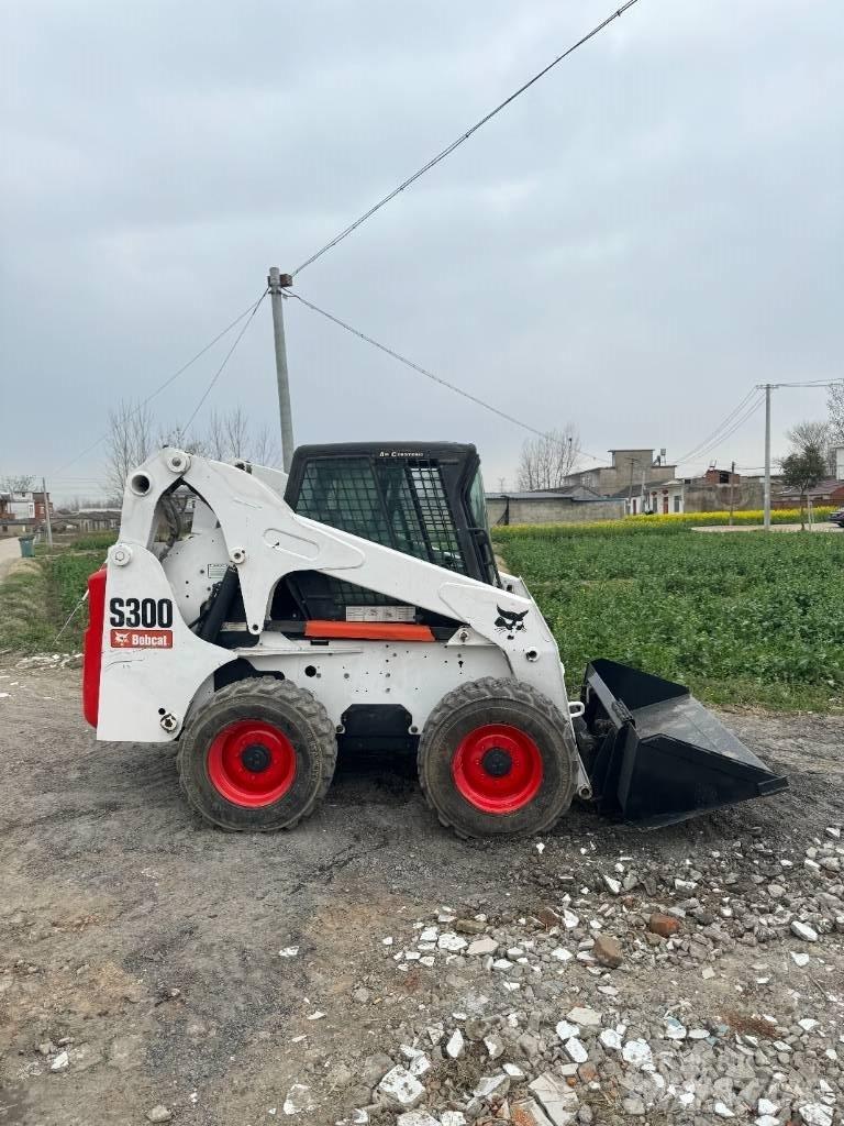 Bobcat S 300 لوادر انزلاقية التوجيه