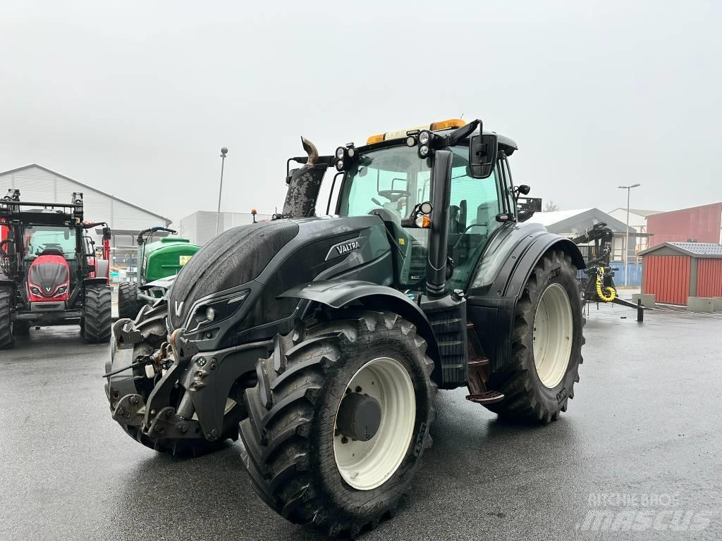 Valtra T 214 D الجرارات