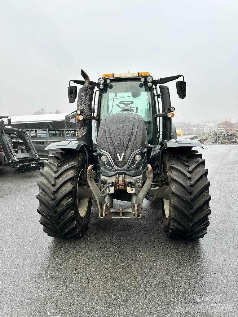 Valtra T 214 D الجرارات