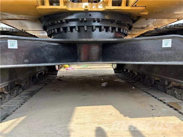 CAT 320 D حفارات زحافة