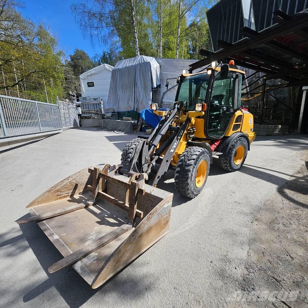 Volvo L25f لوادر بعجل