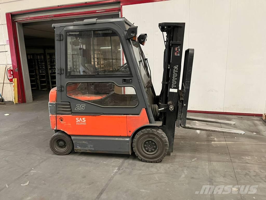 Toyota 7 FBMF 25 شاحنات ذات رافعات شوكية تعمل بالكهرباء