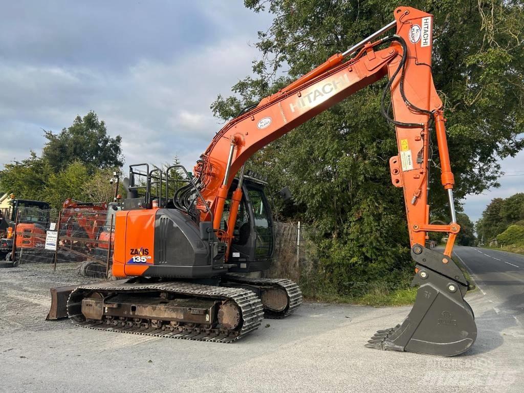 Hitachi ZX 135 US-6 حفارات زحافة