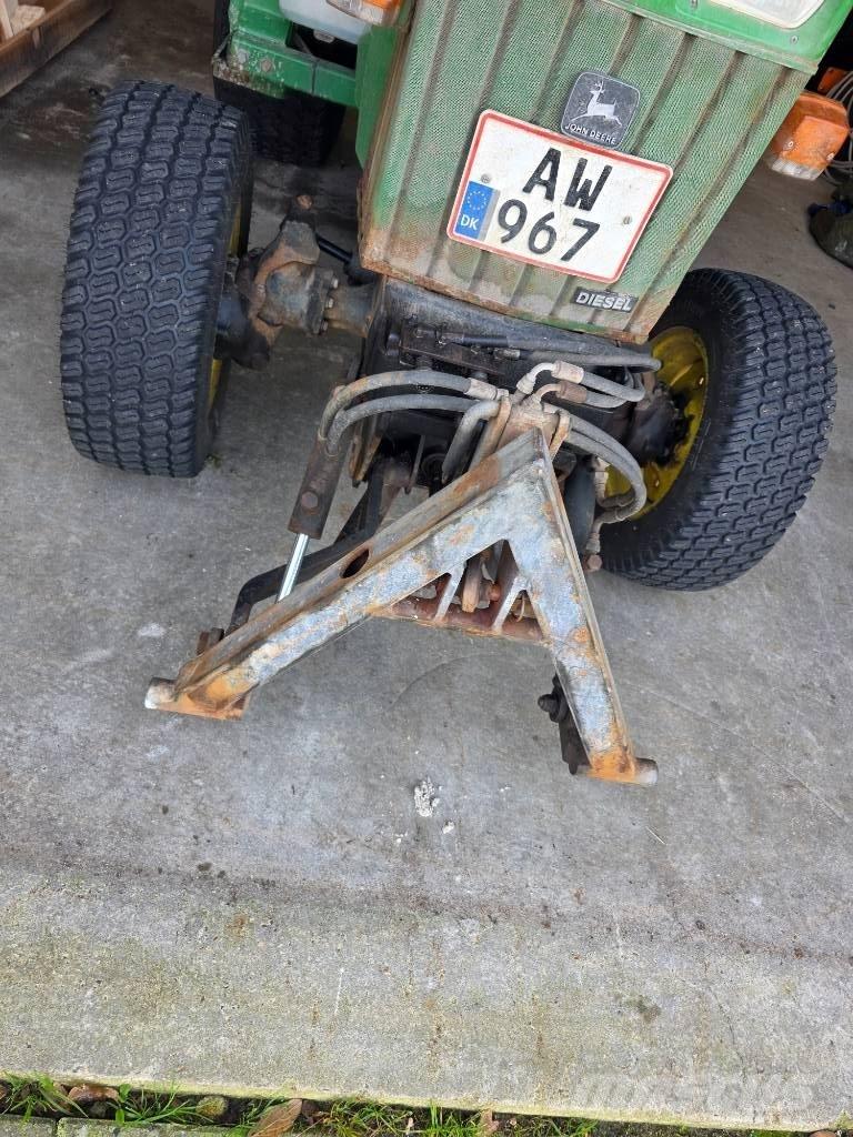 John Deere 855 جرارات مدمجة