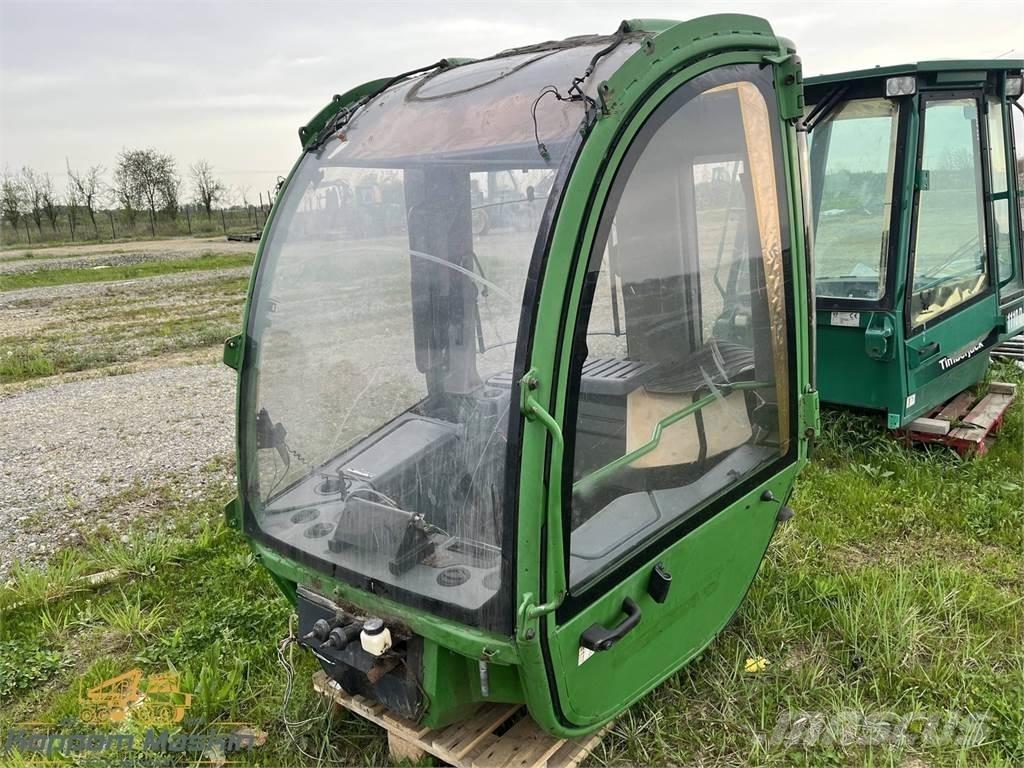 John Deere 1470E كابينة والداخلية