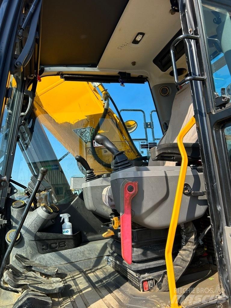 JCB 220X L حفارات زحافة