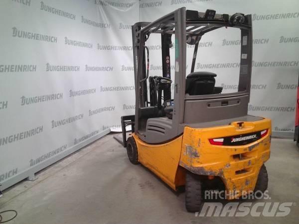 Jungheinrich EFG 320 شاحنات ذات رافعات شوكية تعمل بالكهرباء