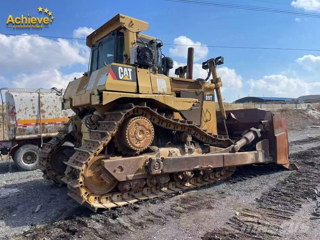 CAT D 9 T بلدوزرات مجنزرة