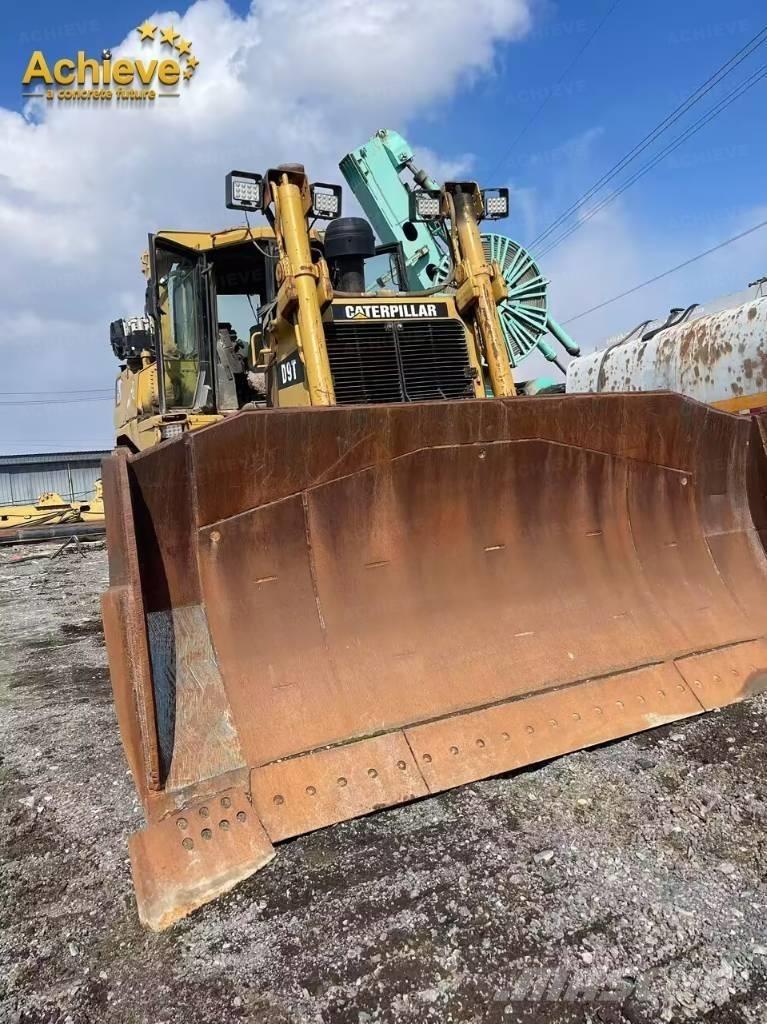 CAT D 9 T بلدوزرات مجنزرة