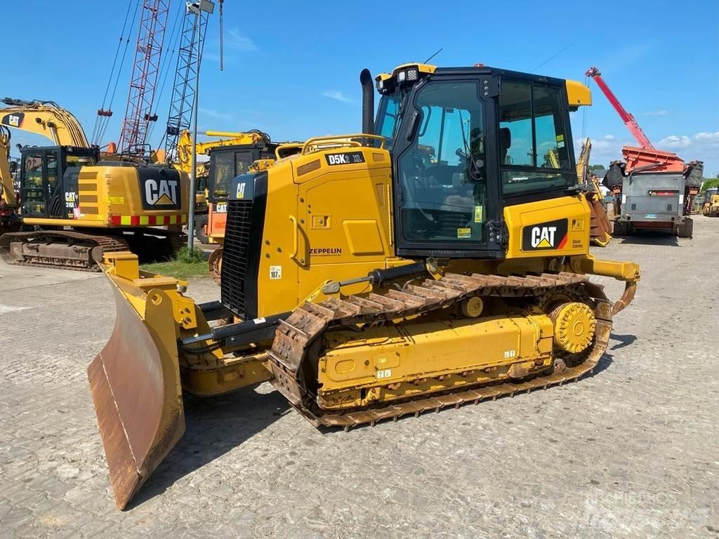 CAT D5K2 XL NVT بلدوزرات مجنزرة