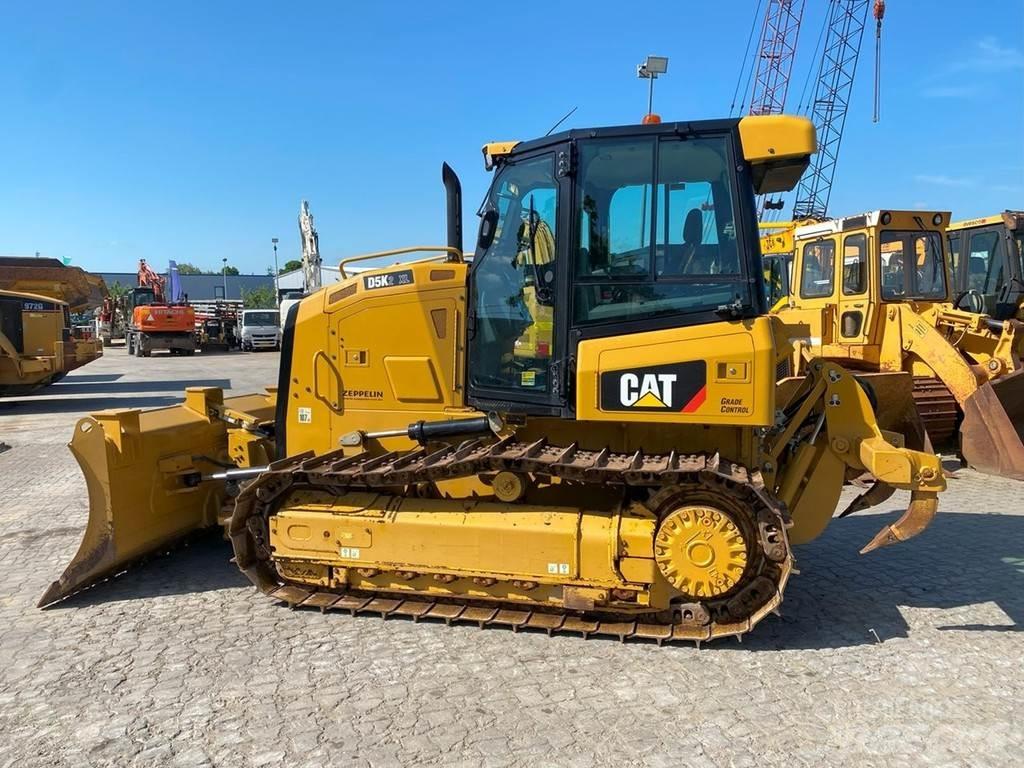 CAT D5K2 XL NVT بلدوزرات مجنزرة