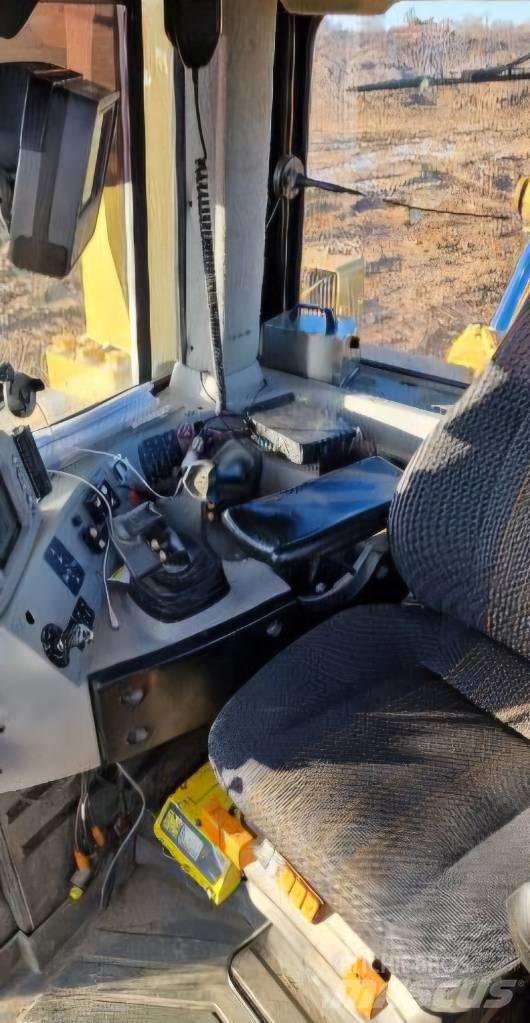 CAT D 8 T بلدوزرات مجنزرة