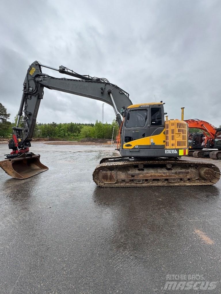 Volvo ECR 235 DL حفارات زحافة