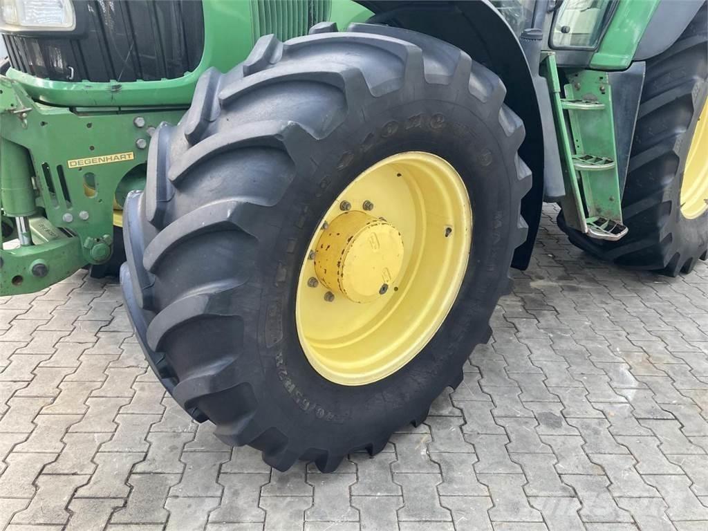 John Deere 6820 الجرارات