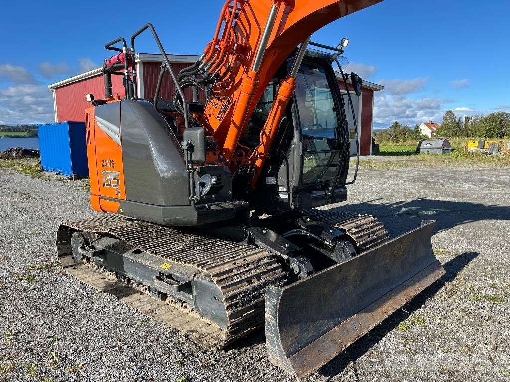 Hitachi ZX 135 US-7 حفارات زحافة