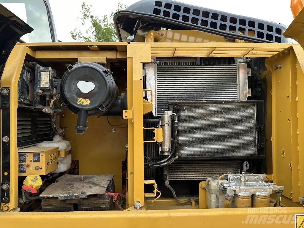CAT 320D2 حفارات زحافة
