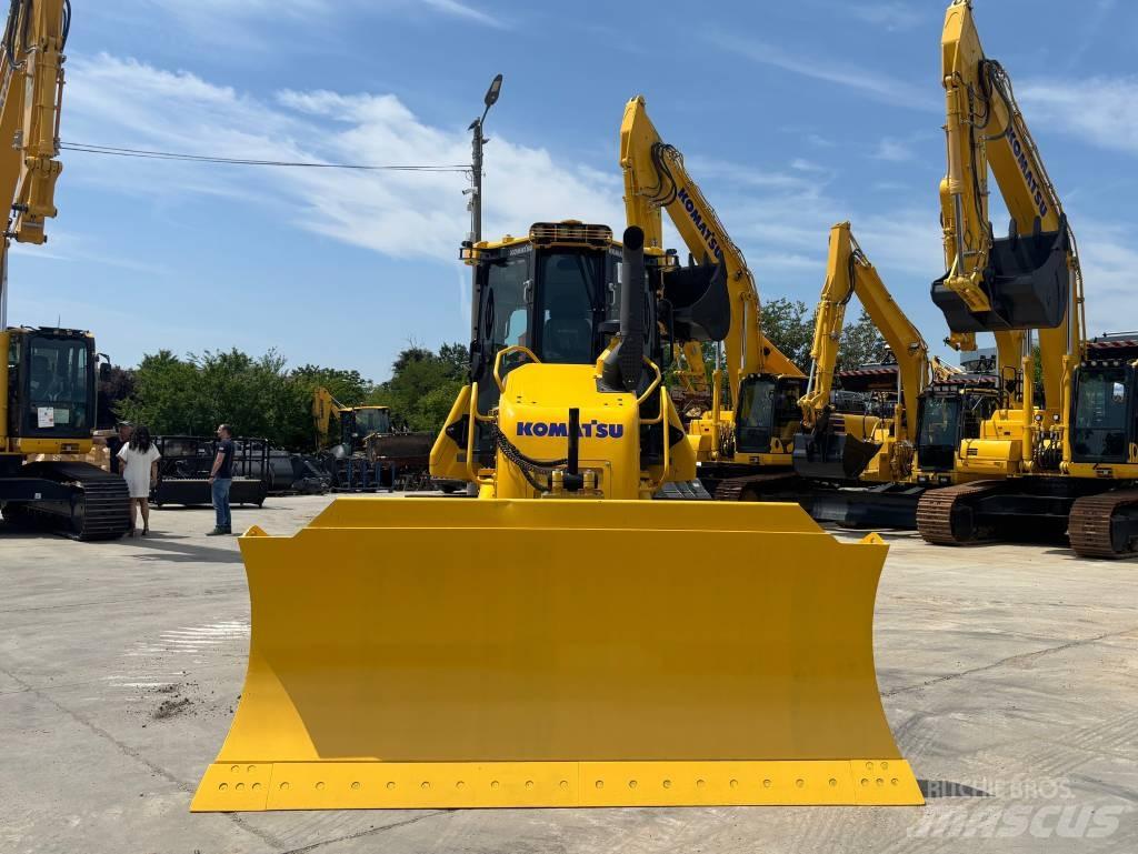 Komatsu D61EX-24E0 بلدوزرات مجنزرة