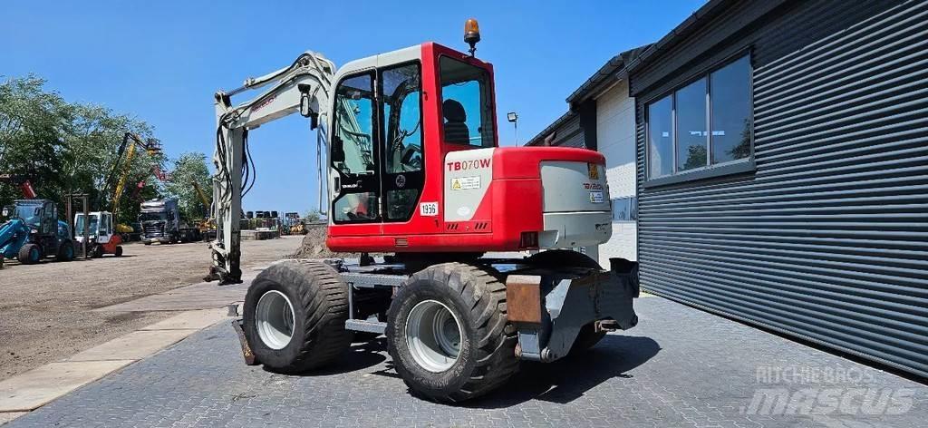 Takeuchi TB070 W حفارات وسط 7 طن - 12 طن