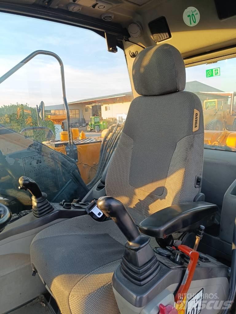 Volvo EW 140 C حفارات بعجل