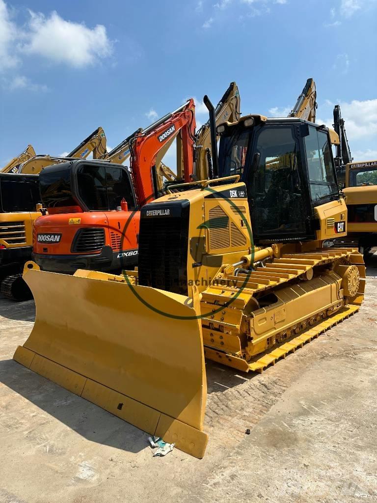 CAT D 5 K بلدوزرات مجنزرة