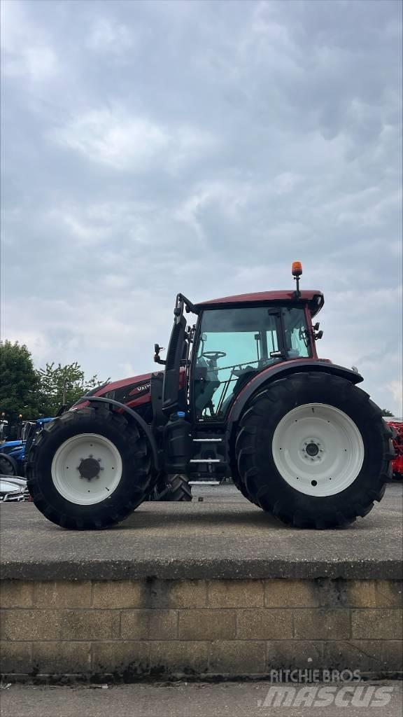 Valtra G 135 A الجرارات