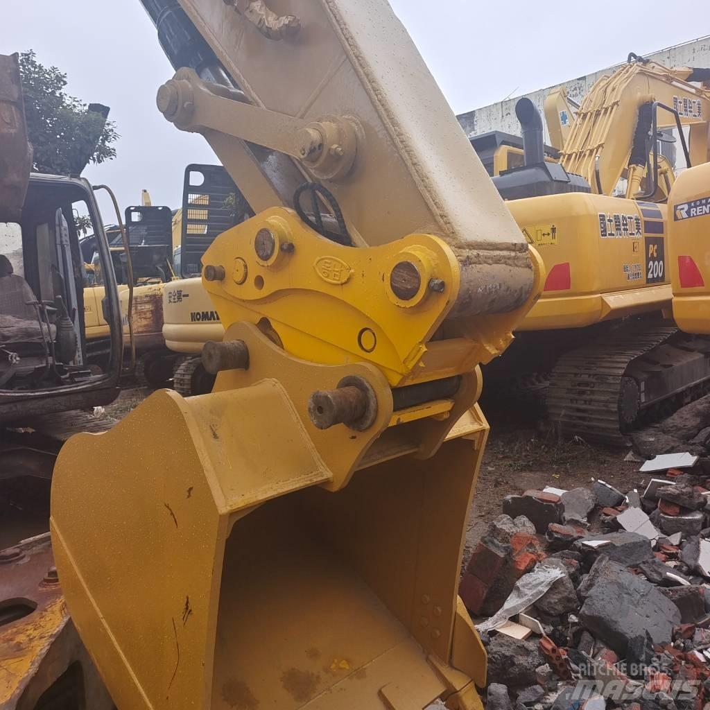 CAT 320 D حفارات زحافة