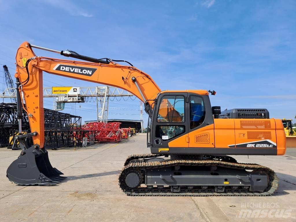 Develon DX225LC-7M حفارات زحافة