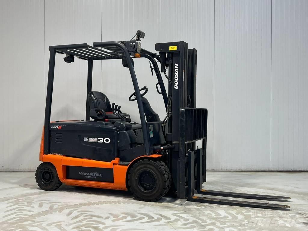 Doosan B30X-5 شاحنات ذات رافعات شوكية تعمل بالكهرباء