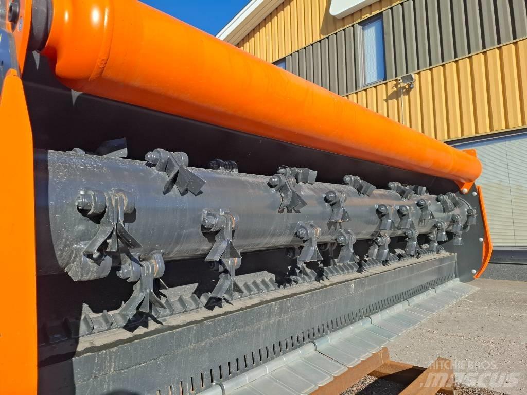 TMC Cancela THN-320D جزازات وأغطية المراعي