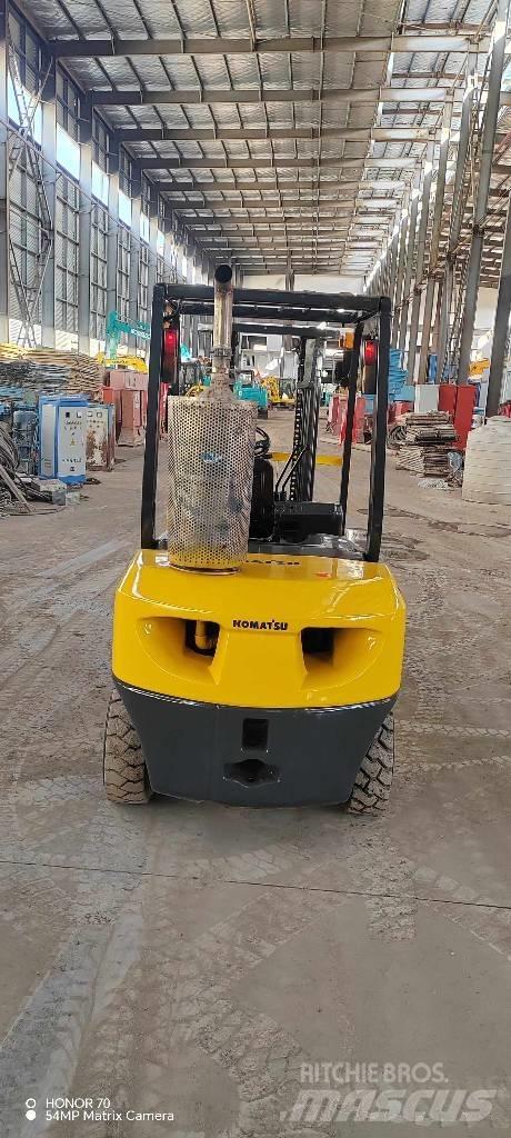 Komatsu FD 30 T-14 شاحنات الديزل