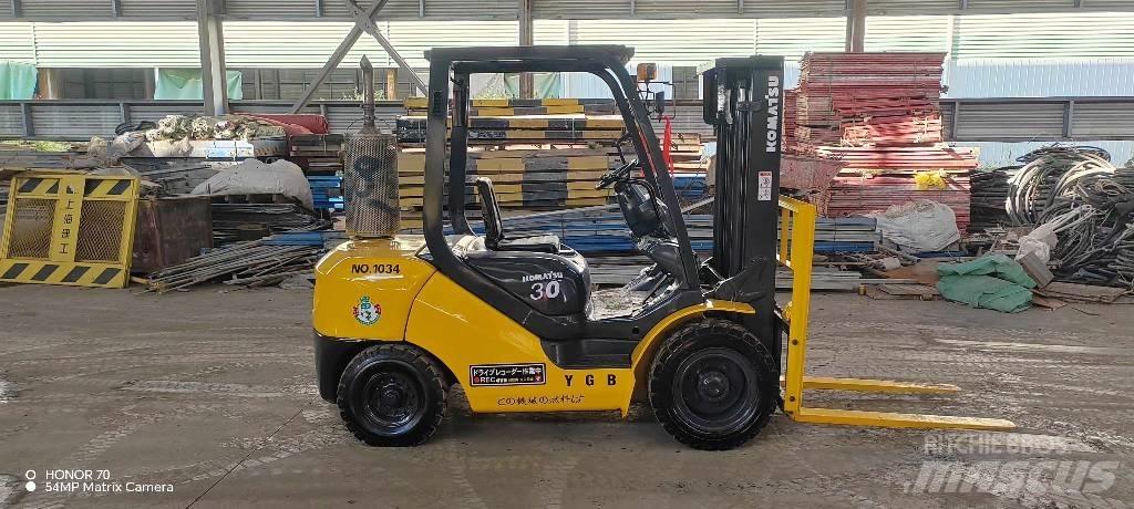 Komatsu FD 30 T-14 شاحنات الديزل