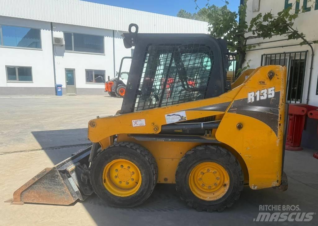 Gehl R 135 لوادر انزلاقية التوجيه