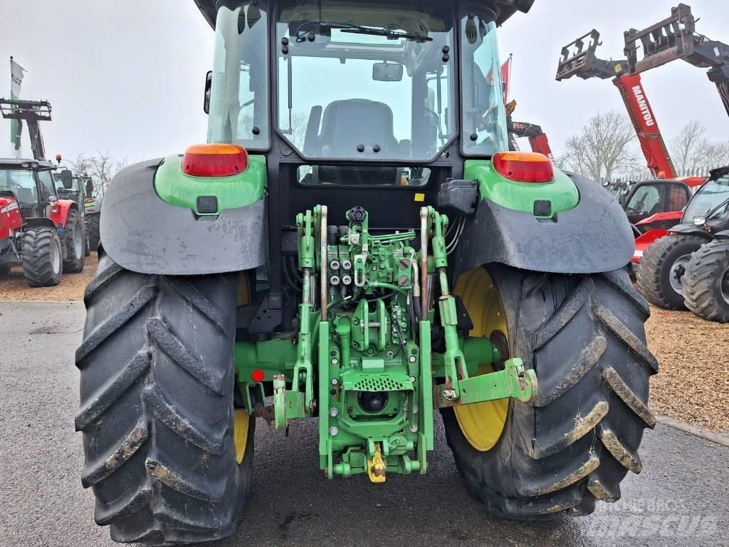 John Deere 6110 MC الجرارات