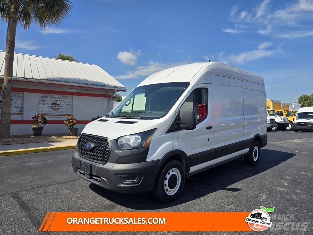 Ford Transit 250 شاحنة مقفلة