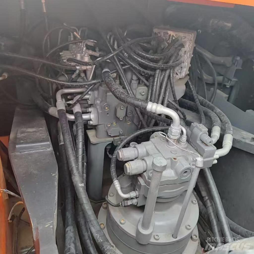 Hitachi 240-3 حفارات زحافة