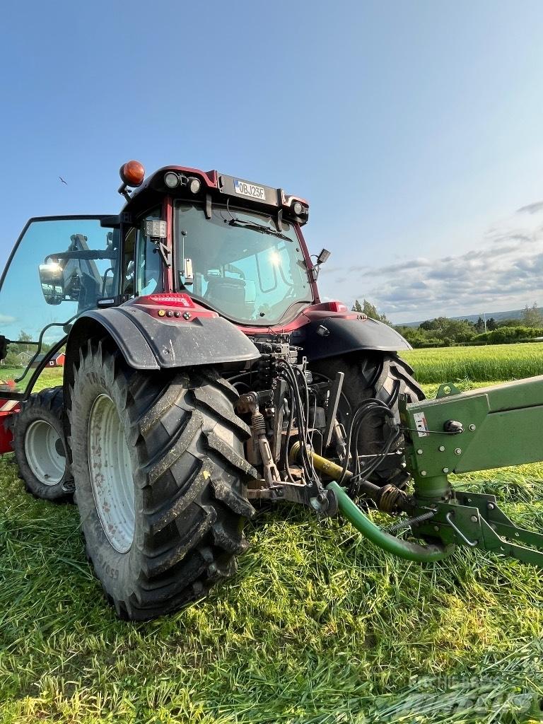 Valtra N155 Versu الجرارات