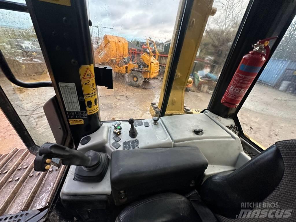 CAT D6N LGP بلدوزرات مجنزرة