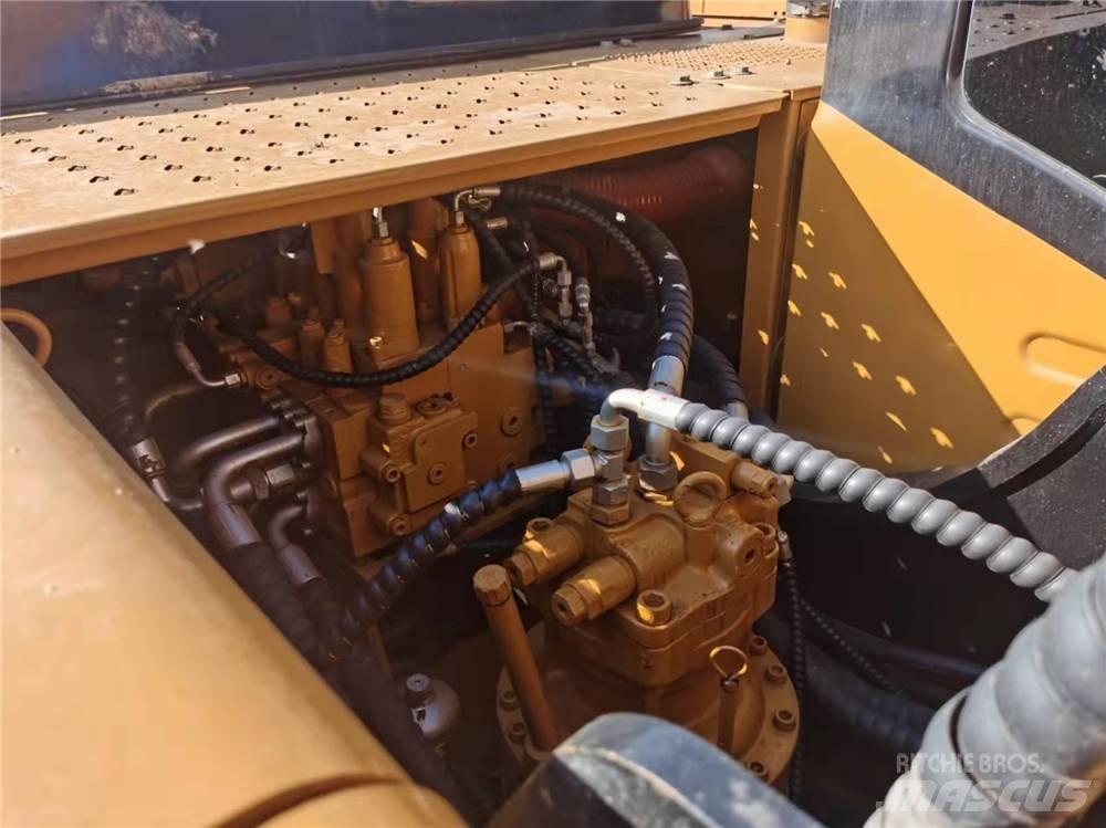 Sany SY 215 C حفارات زحافة