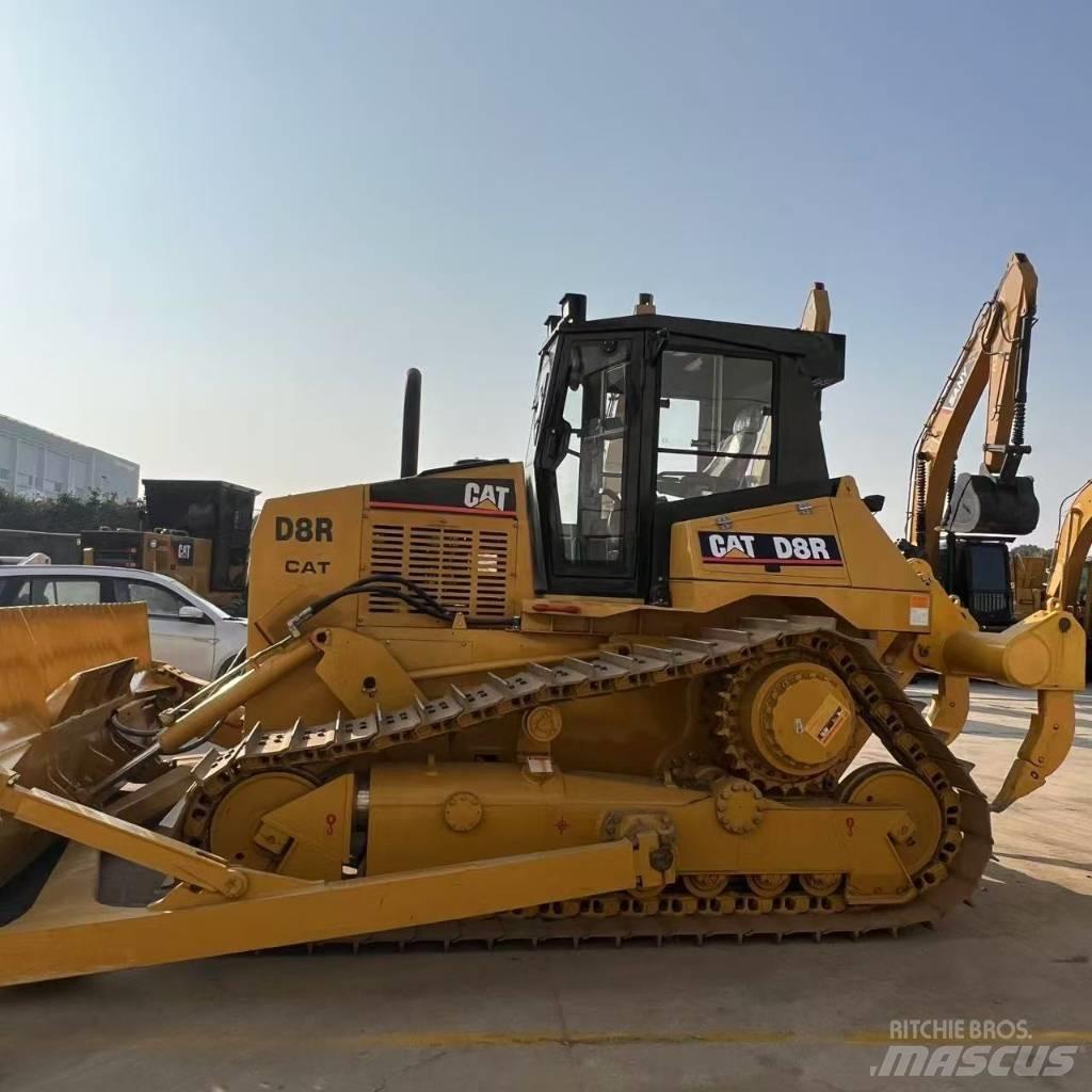 CAT D 8 R بلدوزرات مجنزرة
