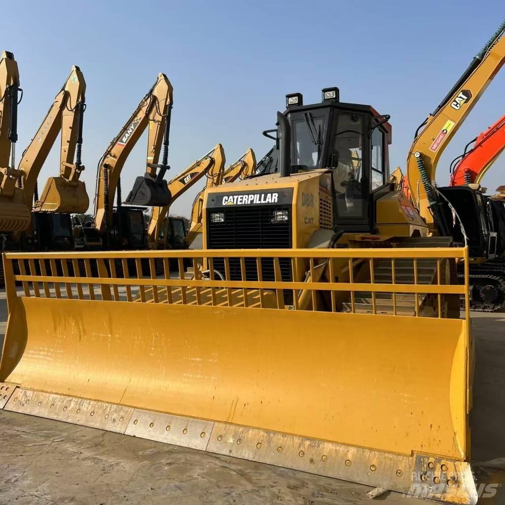 CAT D 8 R بلدوزرات مجنزرة