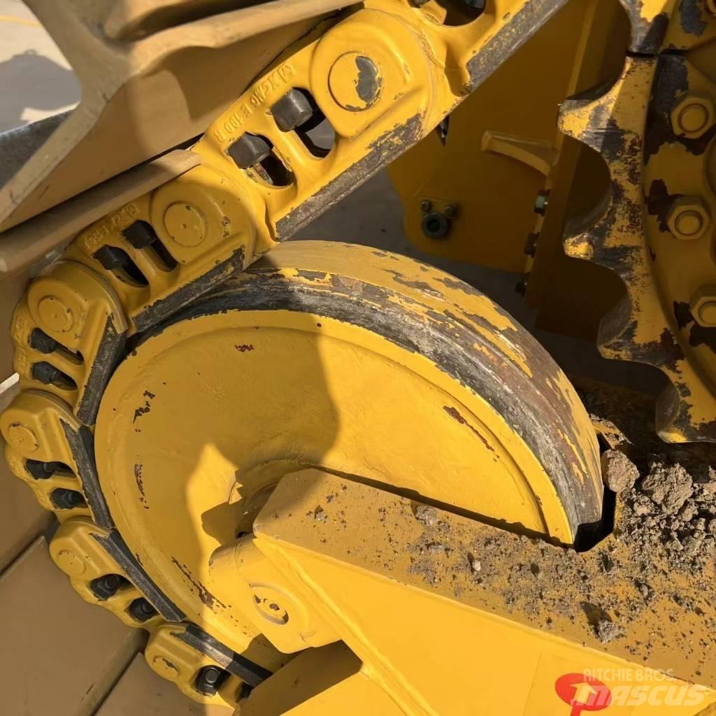 CAT D 8 R بلدوزرات مجنزرة