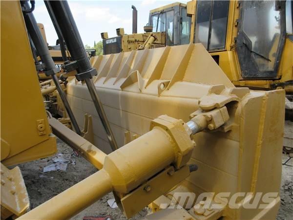 CAT D 6 R بلدوزرات مجنزرة