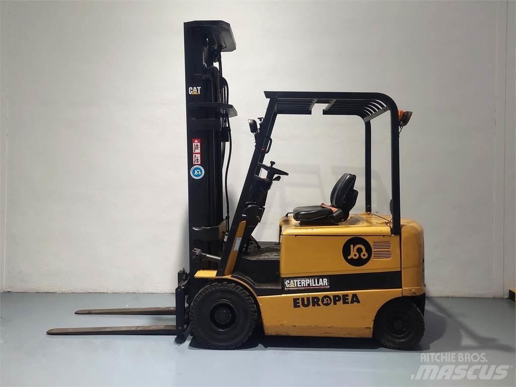 CAT EP25K PAC شاحنات ذات رافعات شوكية تعمل بالكهرباء