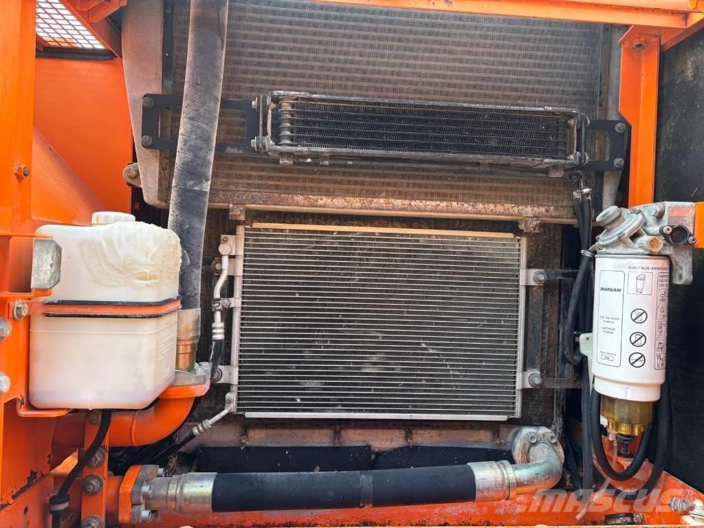 Doosan DX 300 LC حفارات زحافة