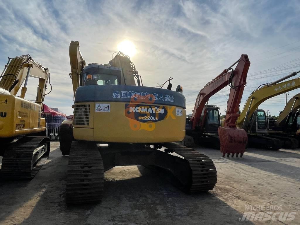Komatsu PC 228 US حفارات زحافة