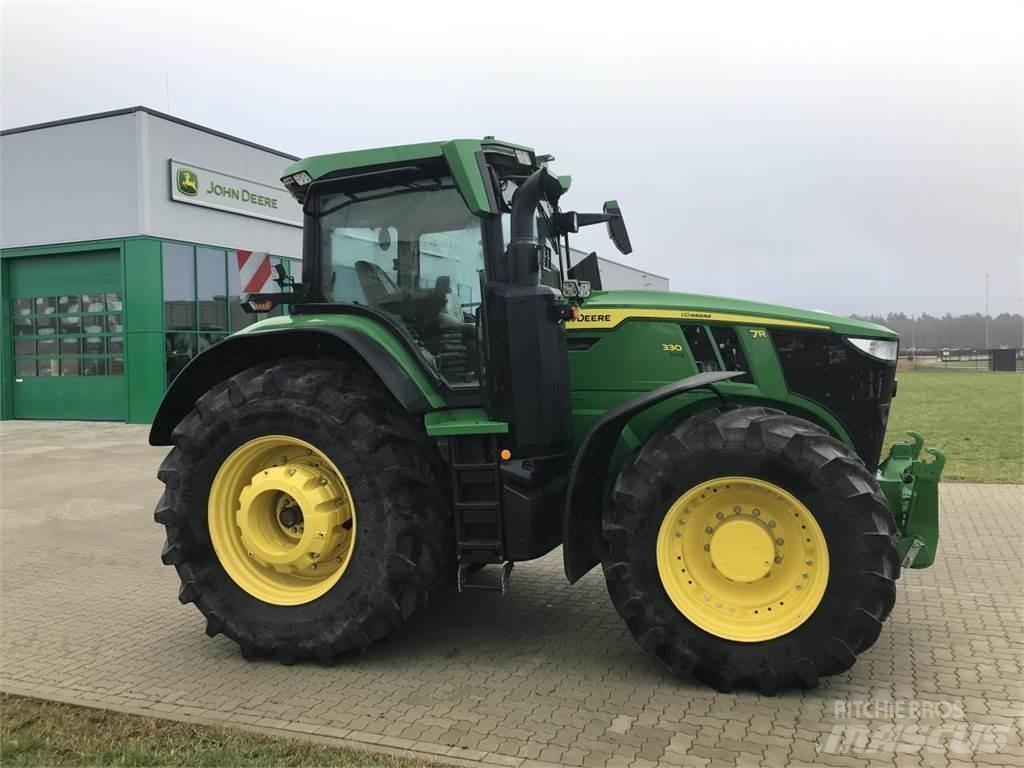 John Deere 7R 330 الجرارات