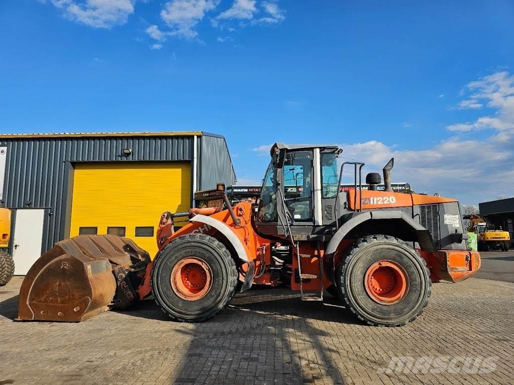 Hitachi ZW220 لوادر بعجل