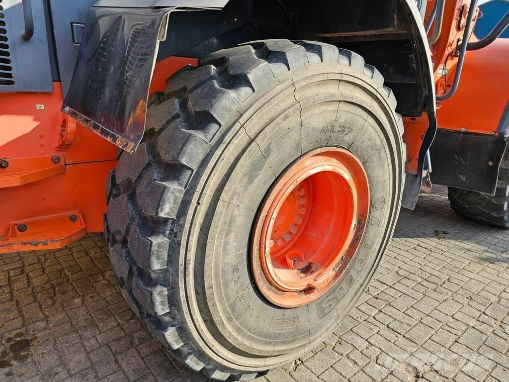 Hitachi ZW220 لوادر بعجل